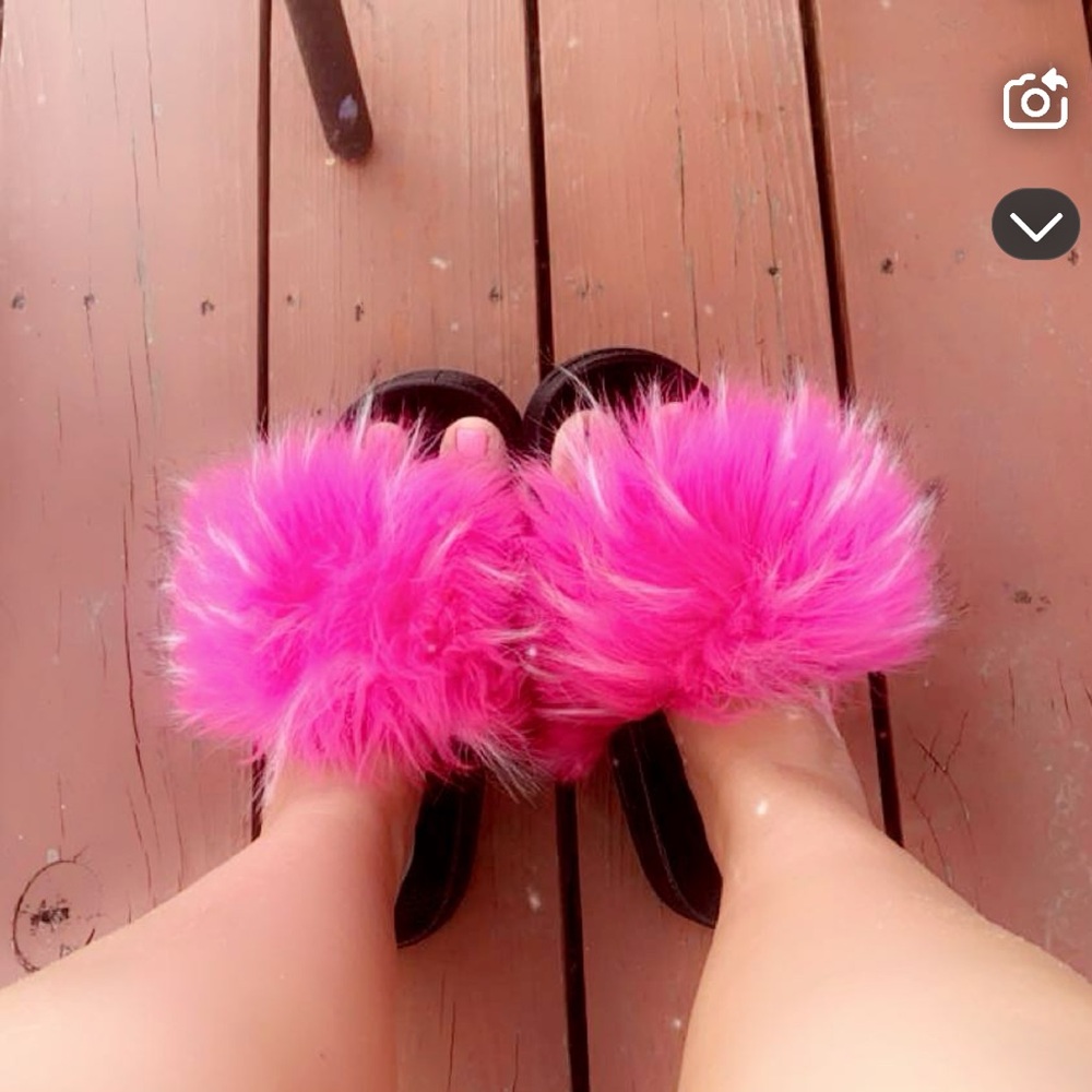 Fuzzy slides & stocking hat